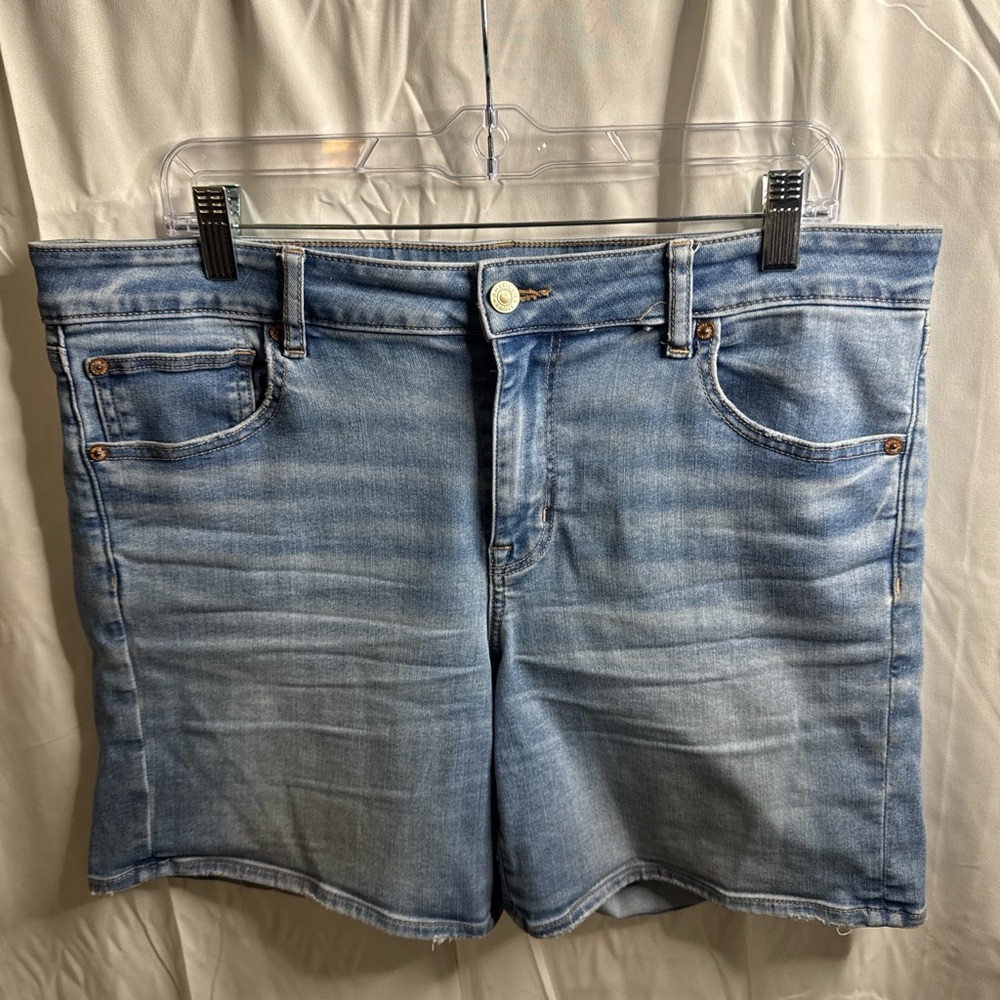 Super cute pair of women’s American Eagle shorts size 16